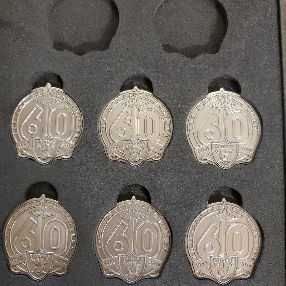 2019 Oakland Raiders 60th Anniversary Commemorative Coin and Sports Patch x 1. - Picture 2 of 9